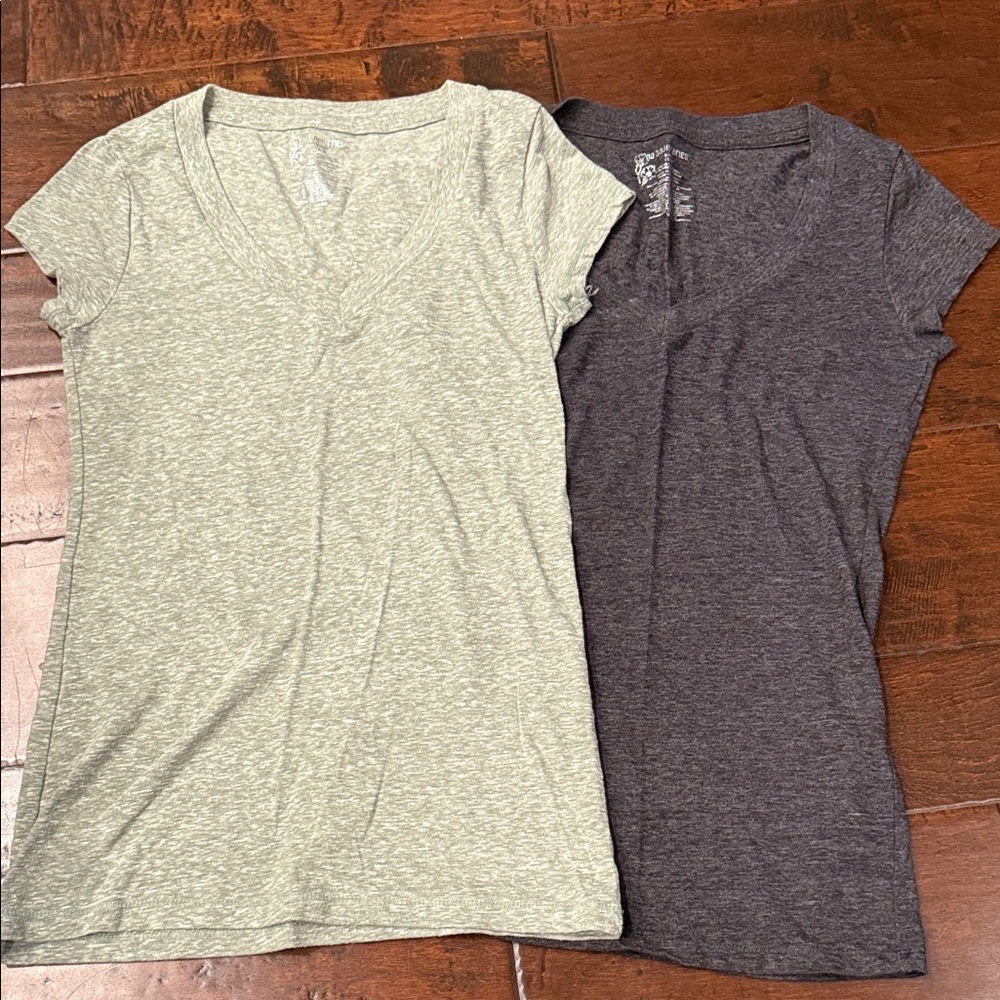 No Boundaries Bundle of 2 Short Sleeve Light Green and Dark Gray V-Neck Tees
